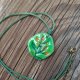 Leśna Kropla – zielony wisiorek z motywem roślinnym