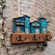 Wieszak z turkusowymi domkami no 1