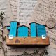 Wieszak z turkusowymi domkami no 1