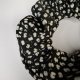 Scrunchie Gumka do Włosów Czarna w Drobne Kwiatki