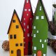 Kolorowe domki z wysokimi dachami – dekoracyjna zabudowa
