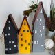 Domki dekoracyjne z wysokimi dachami – kontrastowa kolekcja.