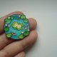 METALOWA EMALIOWANA PIN PRZYPINKA ŻABKA W WODZIE
