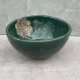 Zielona ceramiczna umywalka handmade z ozdobnym detalem