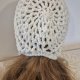 Szydełkowy czepek ażurowy z kręconymi troczkami – ecru / śmietanka
