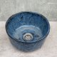 Niebieska ceramiczna umywalka nablatowa – ręcznie szkliwiona, rustykalna misa łazienkowa