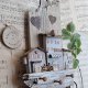 Rustykalny wieszak z szarymi domkami no 1