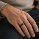Drewniany pierścionek z hebanu i miedzianą linią — ręcznie robiona obrączka handmade