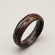 Drewniany pierścionek z hebanu i miedzianą linią — ręcznie robiona obrączka handmade