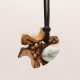 Wisiorek z drewna owocowego z Agatem drzewnym – ręcznie rzeźbiony, artystyczne zdobienia, biżuteria z drewna, luxe wooden jewelry