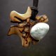 Wisiorek z drewna owocowego z Agatem drzewnym – ręcznie rzeźbiony, artystyczne zdobienia, biżuteria z drewna, luxe wooden jewelry