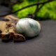 Wisiorek z drewna owocowego z Agatem drzewnym – ręcznie rzeźbiony, artystyczne zdobienia, biżuteria z drewna, luxe wooden jewelry