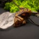 Wisiorek z drewna lipy z jasnym ametystem – ręcznie rzeźbiony, artystyczne zdobienia, biżuteria z drewna, luxe wooden jewelry