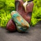 Wisiorek z drewna Amarantu z turkusem – ręcznie rzeźbiony, artystyczne zdobienia, biżuteria z drewna, luxe wooden jewelry
