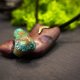 Wisiorek z drewna Amarantu z turkusem – ręcznie rzeźbiony, artystyczne zdobienia, biżuteria z drewna, luxe wooden jewelry