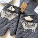Zestaw kuchenny handmade – fartuch + rękawice z haftem owcy | prezent do kuchni