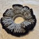 Szydełkowa gumka scrunchie – Srebrzysta szarość i czerń (Handmade)