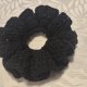 Ręcznie robiona gumka do włosów scrunchie – klasyczna czerń – szydełko