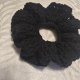 Ręcznie robiona gumka do włosów scrunchie – klasyczna czerń – szydełko