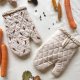 Rękawice kuchenne 2 szt. z haftem marchewek i stokrotek | prezent handmade do kuchni