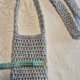 Szydełkowa torebka na telefon / etui crossbody – Szary klasyk ze srebrną nitką
