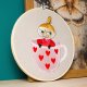 Mała Mi w filiżance, haft w tamborku 20 cm