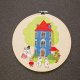 Dolina Muminkow na tle drzewa, haft w tamborku 20 cm