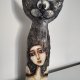 Duży kot z masy ceramicznej.