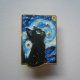 METALOWA EMALIOWANA  PRZYPINKA KOT "GWIEŹDZISTA NOC" VINCENT VAN GOGH