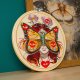 Madame Butterfly Kobieta Motyl ecru, haft w tamborku 20 cm