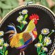 Kogut w stokrotkach - czarne tło, haft w tamborku 20 cm