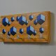 Ręcznie robiony drewniany wieszak na klucze z wzorem kostki 3D | Geometryczne wieszaki ścienne