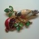 PIĘKNA EMALIOWANA BROSZKA PTAK NA GAŁĘZI Z OWOCEM GRANATU