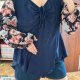 Granatowa bluzka z wiązaniem i wzorzystymi rękawami oversize plus size Shein Rozmiar 4XL / 48 / 20