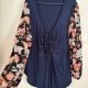 Granatowa bluzka z wiązaniem i wzorzystymi rękawami oversize plus size Shein Rozmiar 4XL / 48 / 20