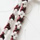 Makramowy breloczek wristlet z kwiatuszkami | Brelok ze sznurka bordo