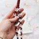 Makramowy breloczek wristlet z kwiatuszkami | Brelok ze sznurka bordo