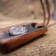 Ręcznie rzeźbiony wisiorek z drewna Walaba, kryształ górski – biżuteria z duszą natury - pirografia prezent dla kobiety dla niej Unique Jewelry
