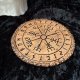 Ceramiczna podstawka rytualna - Kompas Wikinga (Vegvísir) z runami Futhark
