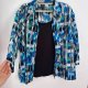 Niebieska koszula oversize w abstrakcyjny print plisowana szeroki kołnierz plus size George + top 8XL / 56 / 28