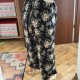 Czarne kluoty w beżowe kwiaty Junona 7XL szerokie nogawki Plus Size 7XL / 54 / 26
