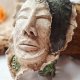 Ceramiczna maska ścienna "Leśna Wyrocznia" – rękodzieło, rzeźba inspirowana postacią Zielonego Człowieka, dekoracja z motywem ducha lasu,