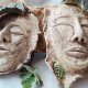 Ceramiczna maska ścienna "Leśna Wyrocznia" – rękodzieło, rzeźba inspirowana postacią Zielonego Człowieka, dekoracja z motywem ducha lasu,