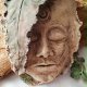Ceramiczna maska ścienna "Leśna Wyrocznia" – rękodzieło, rzeźba inspirowana postacią Zielonego Człowieka, dekoracja z motywem ducha lasu,