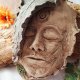 Ceramiczna maska ścienna "Leśna Wyrocznia" – rękodzieło, rzeźba inspirowana postacią Zielonego Człowieka, dekoracja z motywem ducha lasu,