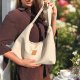 Zamszowa torebka slouchy Kremowa