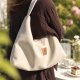 Zamszowa torebka slouchy Kremowa