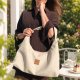 Zamszowa torebka slouchy Kremowa