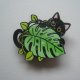 METALOWA EMALIOWANA PRZYPINKA PIN CZARNY KOT KOTEK Z LIŚCIEM MONSTERY