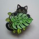 METALOWA EMALIOWANA PRZYPINKA PIN CZARNY KOT KOTEK Z LIŚCIEM MONSTERY
